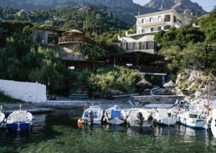 Ικαρία: Άνδρας ανασύρθηκε χωρίς τις αισθήσεις του από δύσβατο σημείο