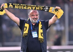 Ρεσιτάλ Ηλιόπουλου στην Allwyn Arena: Τραγουδούσε «Αγάπα με» μετά τη νίκη (VID)