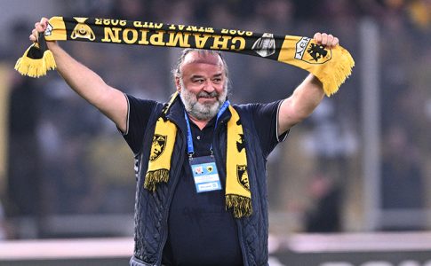 Ρεσιτάλ Ηλιόπουλου στην Allwyn Arena: Τραγουδούσε «Αγάπα με» μετά τη νίκη (VID)