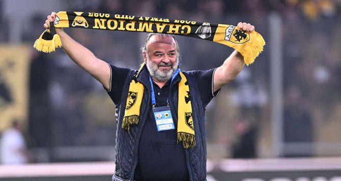 Ρεσιτάλ Ηλιόπουλου στην Allwyn Arena: Τραγουδούσε «Αγάπα με» μετά τη νίκη (VID)