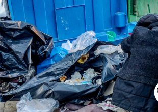 Θεσσαλονίκη: Άστεγος κοιμόταν σε κάδο σκουπιδιών