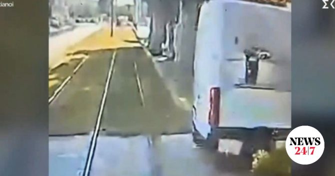 Βίντεο: Η στιγμή που τραμ συγκρούεται με βαν στο Καλαμάκι