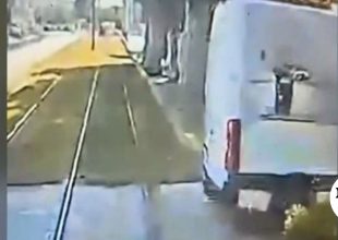 Βίντεο: Η στιγμή που τραμ συγκρούεται με βαν στο Καλαμάκι