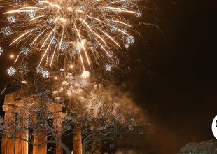 Τουλάχιστον 14 τραυματίες από βεγγαλικά μέσα σε ένα μήνα – Μπαράζ συλλήψεων χρήση κροτίδων