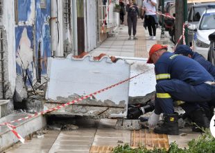 Τραγωδία στην Κόρινθο: Η ΕΛ.ΑΣ αναζητά άτομα προς σύλληψη μετά την κατάρρευση μπαλκονιού