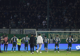 Έριξε μπουκάλια η Θύρα 13 στους παίκτες του Παναθηναϊκού