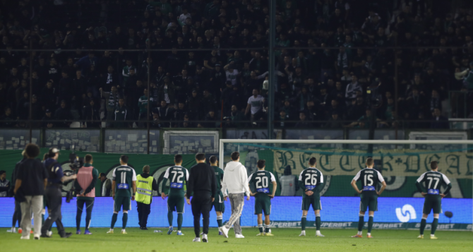 Έριξε μπουκάλια η Θύρα 13 στους παίκτες του Παναθηναϊκού