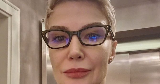 Ξέσπασε κατά των δημοσιογράφων η σύζυγος του Λουτσέσκου: “Καταλήξαμε να κρυβόμαστε κάτω από τα καθίσματα”