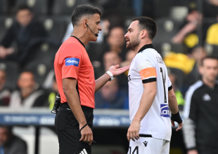 Η ΑΕΚ… «ηρέμησε» με τους ξένους διαιτητές – Έχει τις λιγότερες κίτρινες κάρτες