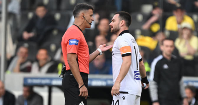 Η ΑΕΚ… «ηρέμησε» με τους ξένους διαιτητές – Έχει τις λιγότερες κίτρινες κάρτες