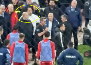 Δίπλα απ’ το VAR ο Μαρινάκης, όταν κοιτούσε ο Στίλερ την φάση στο γκολ του Γιαζίτσι (VID)