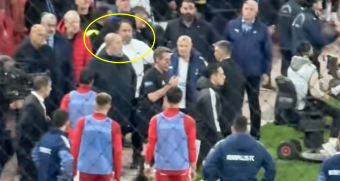 Δίπλα απ’ το VAR ο Μαρινάκης, όταν κοιτούσε ο Στίλερ την φάση στο γκολ του Γιαζίτσι (VID)