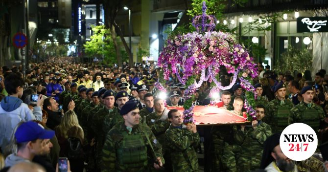“Ω γλυκύ μου έαρ”: Κατάνυξη και συγκίνηση στην περιφορά των Επιταφίων σ’ όλη τη χώρα