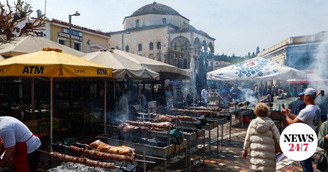 Βγήκαν οι σούβλες στο Μοναστηράκι – Έρημη πόλη η Αθήνα την Κυριακή του Πάσχα