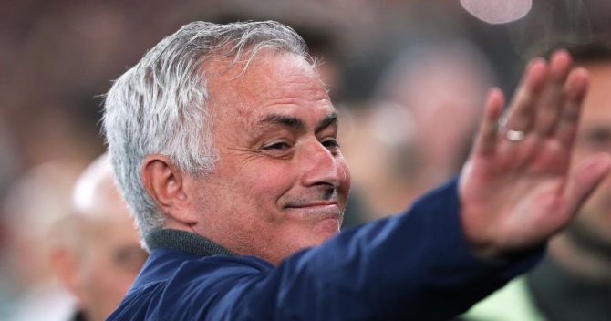 Μουρίνιο: Η χειρονομία του Special One μετά από τη νίκη στο ντέρμπι επί της Σπόρτινγκ που έγινε viral