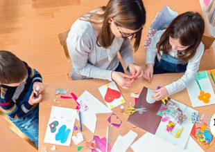 “Νταντάδες της Γειτονιάς”: Aνοίγει σήμερα η πλατφόρμα για το πρόγραμμα