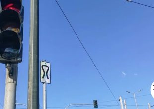 Τι σημαίνει η νέα πινακίδα που τοποθετήθηκε στο κέντρο της Αθήνας