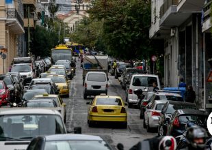 Παγκράτι: Ένταλμα σύλληψης κατά του μοτοσυκλετιστή που έδειρε και έσπασε το πόδι 22χρονης