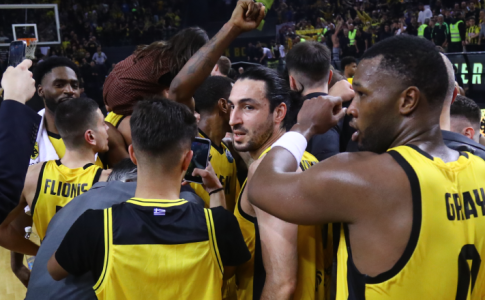 Έξαλλοι πανηγυρισμοί στο τέλος για την Βασίλισσα (VID)