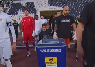 ΠΑΟΚ: Οι παίκτες της Παρτίζαν φόρεσαν μπλουζάκια για τους αδικοχαμένους φίλους του Δικεφάλου