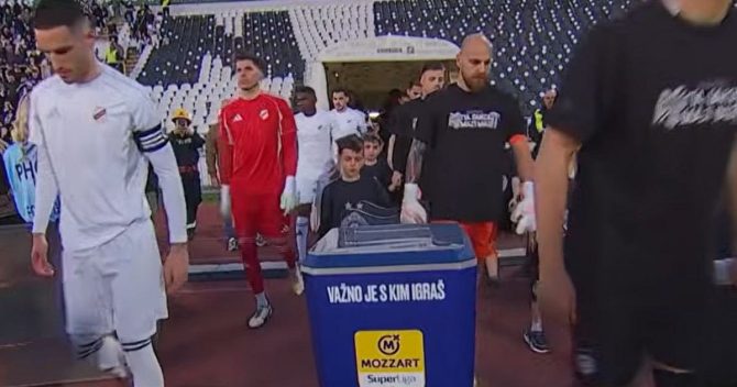 ΠΑΟΚ: Οι παίκτες της Παρτίζαν φόρεσαν μπλουζάκια για τους αδικοχαμένους φίλους του Δικεφάλου