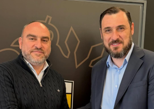 Η Νέα Σαλαμίνα ευχαρίστησε την ΑΕΚ με αναμνιστική πλακέτα για την φιλοξενία (ΦΩΤΟ)