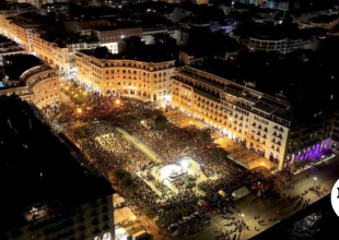 Μεγαλοπρέπεια στη Θεσσαλονίκη: Συνάντηση πέντε Επιταφίων στην πλατεία Αριστοτέλους