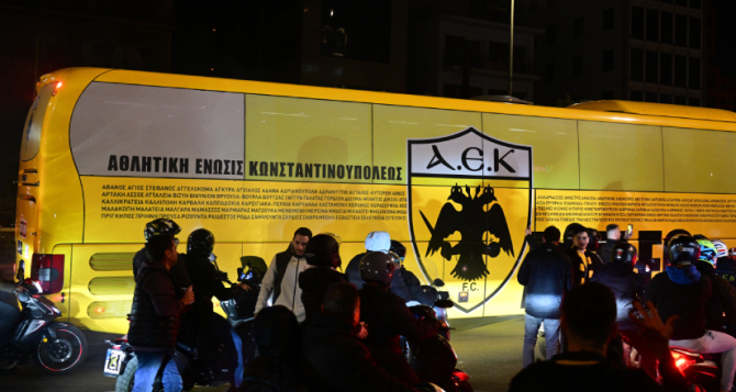 Η Αθήνα «κλείνει» όταν περνάει η ΑΕΚΑΡΑ – Η αποθέωση στη Συγγρού μέχρι τη Νέα Φιλαδέλφεια