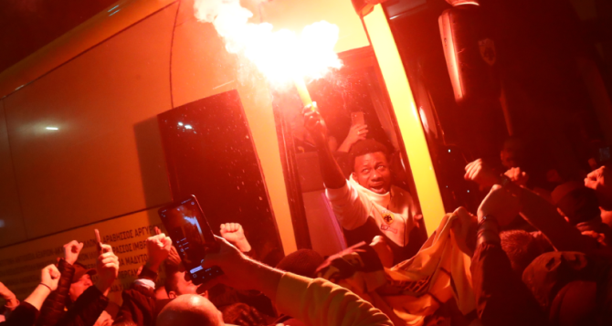 Ο κόσμος της ΑΕΚ αποθέωσε την αποστολή στη Συγγρού και την συνόδεψε μέχρι τη Νέα Φιλαδέλφεια (ΦΩΤΟ-VID)