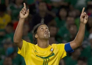 Βραζιλιάνικη μαγεία από τα παλιά: Ροναλντίνιο και Αντριάνο συνεργάζονται σε φιλικό και πετυχαίνουν πανέμορφο γκολ