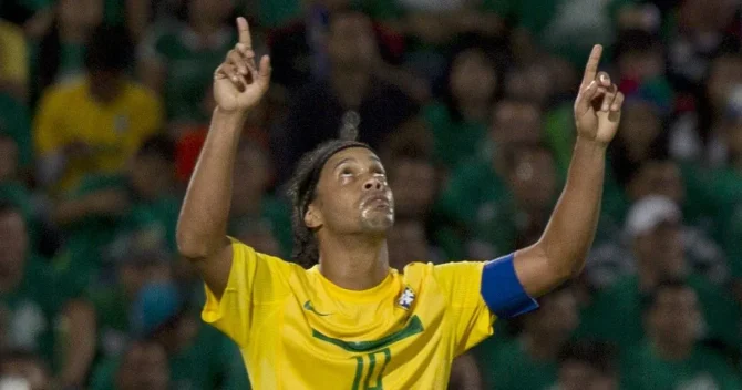 Βραζιλιάνικη μαγεία από τα παλιά: Ροναλντίνιο και Αντριάνο συνεργάζονται σε φιλικό και πετυχαίνουν πανέμορφο γκολ