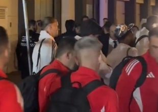 Σεβίλλη: Λαϊκά δικαστήρια κατά των παικτών σε αεροδρόμιο και προπονητικό κέντρο, μετά την ήττα από την Οβιέδο