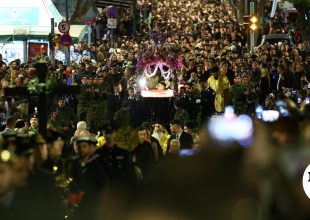 Κατανυκτική ατμόσφαιρα στην περιφορά του Επιταφίου στη Μητρόπολη Αθηνών