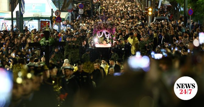 Κατανυκτική ατμόσφαιρα στην περιφορά του Επιταφίου στη Μητρόπολη Αθηνών