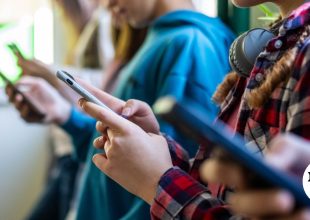 “Όχι” στην απαγόρευση social media στους ανήλικους – Κοινή παρέμβαση 28 ευρωπαϊκών Οργανώσεων Νεολαίας