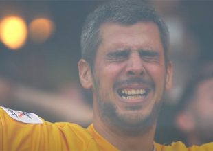 Συγκλονιστικό: Φίλαθλος της ΑΕΚ τραγουδά τον ύμνο κλαίγοντας (VID)