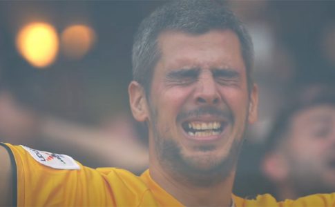 Συγκλονιστικό: Φίλαθλος της ΑΕΚ τραγουδά τον ύμνο κλαίγοντας (VID)