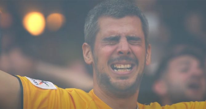 Συγκλονιστικό: Φίλαθλος της ΑΕΚ τραγουδά τον ύμνο κλαίγοντας (VID)