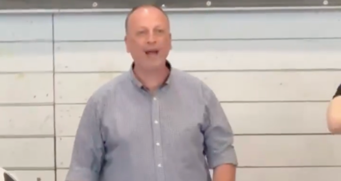 Απλά ντροπή: Άνθρωπος του ΠΑΟΚ προκαλούσε και έβριζε χυδαία την εξέδρα της ΑΕΚ