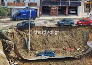 Θεσσαλονίκη: Κατέρρευσε τοιχίο στη Τούμπα – Κρέμονται ΙΧ στο κενό, ένα έπεσε σε εργοτάξιo