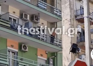 Θεσσαλονίκη: 20χρονος “ζήλεψε” τον 5χρονο και πετάει καρέκλες από το μπαλκόνι
