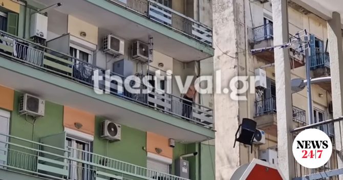Θεσσαλονίκη: 20χρονος “ζήλεψε” τον 5χρονο και πετάει καρέκλες από το μπαλκόνι
