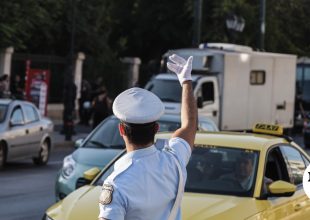 Πειραιάς: Επιτέθηκε και εξύβρισε αστυνομικό για ένα πρόστιμο