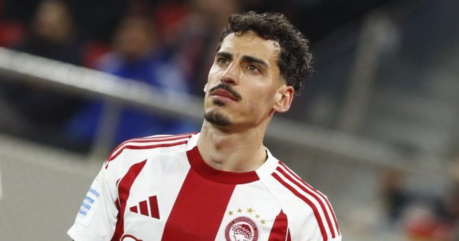 Ολυμπιακός: Ο Τσικίνιο φόρεσε φανέλα της Εθνικής και έδωσε ευχές στα ελληνικά