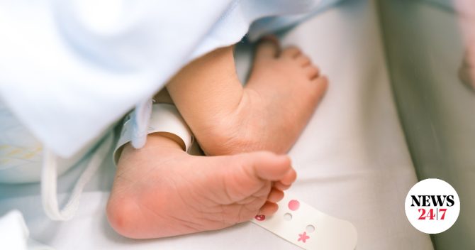 Ηλεία: Προσωρινά κρατούμενοι η μητέρα και ο σύντροφός της για την κακοποίηση του βρέφους