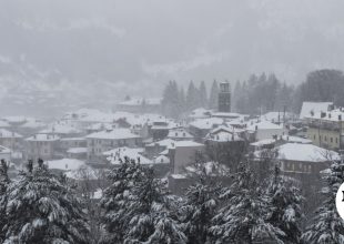 Πρωτομαγιά στα λευκά από τον Παρνασσό μέχρι το Σέλι – Χιονίζει και στην Πάρνηθα