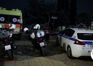 Καλλιθέα: Νεαροί επιτέθηκαν και παρέσυραν με αυτοκίνητο διεμφυλική γυναίκα