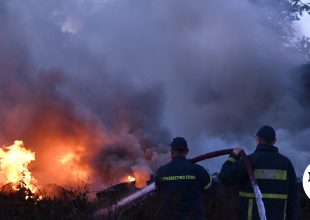 Πάτρα: Υπό έλεγχο η φωτιά στην πρώην Pirelli