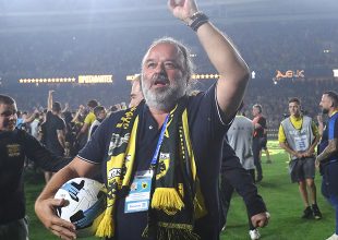 Ο Ηλιόπουλος έκανε τον γύρο του θριάμβου στην Allwyn Arena μετά την κατάκτηση του πρωταθλήματος