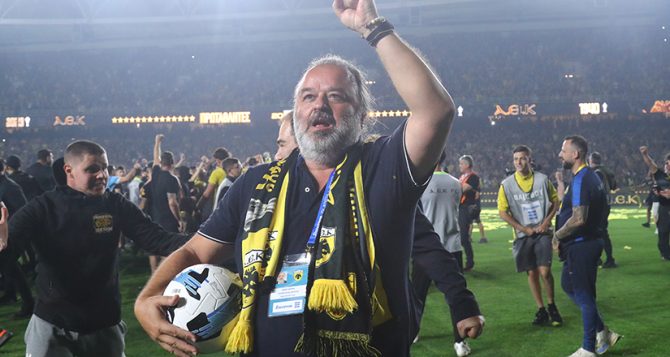 Ο Ηλιόπουλος έκανε τον γύρο του θριάμβου στην Allwyn Arena μετά την κατάκτηση του πρωταθλήματος Ο Ηλιόπουλος έκανε τον γύρο του θριάμβου στην Allwyn Arena μετά την κατάκτηση του πρωταθλήματος
